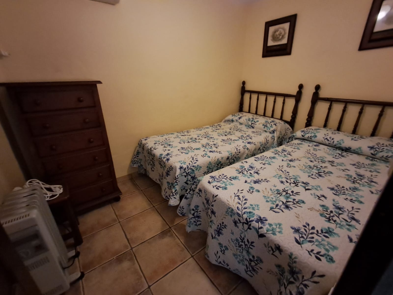 Dormitorio dos camas con vistas